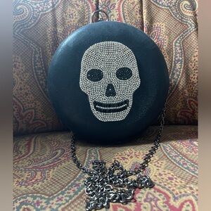 Cross Body Round Black with Silver Skull Goth
Design Purse Gun Metal Chain Strap